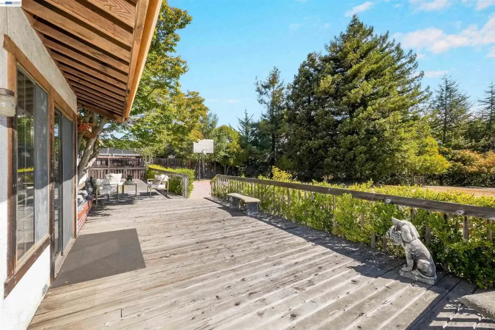 16989 Brierly Ct Castro Valley, CA 94546