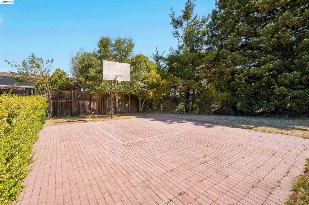 16989 Brierly Ct Castro Valley, CA 94546