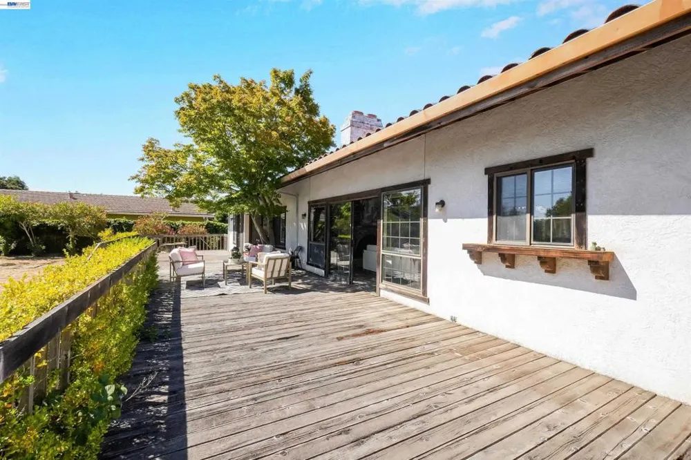 16989 Brierly Ct Castro Valley, CA 94546