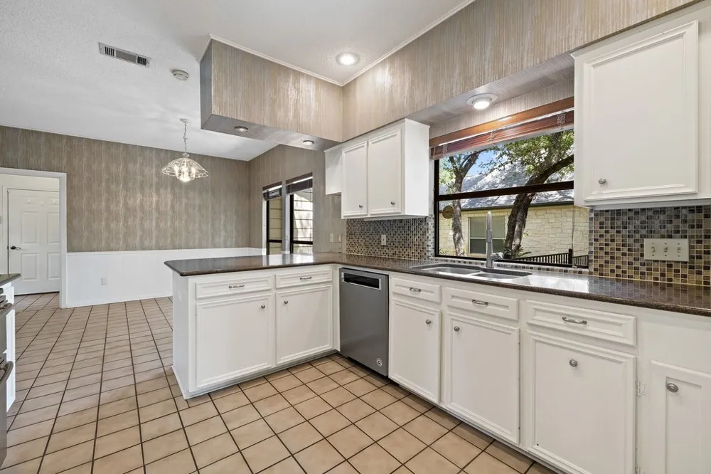 110 Blue Jay Drive Lakeway, TX 78734