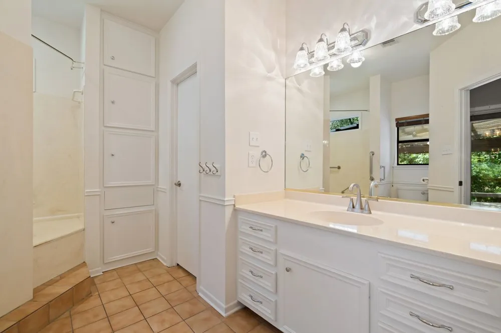 110 Blue Jay Drive Lakeway, TX 78734