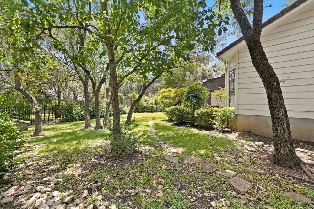 110 Blue Jay Drive Lakeway, TX 78734