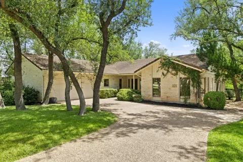 110 Blue Jay Drive