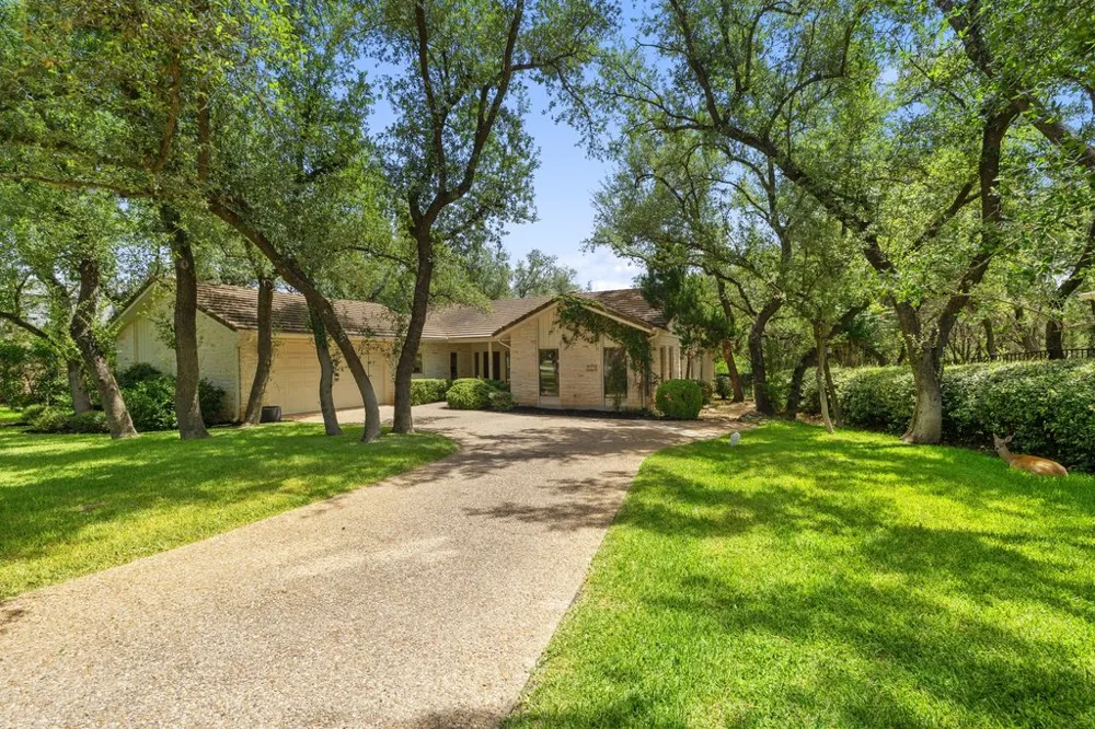 110 Blue Jay Drive Lakeway, TX 78734