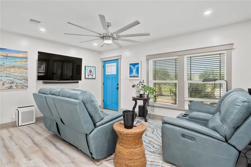 202 S 7th Street Rockport, TX 78382