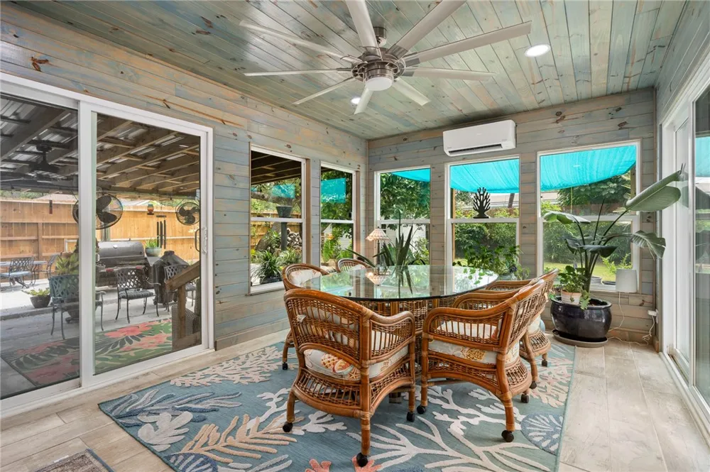 202 S 7th Street Rockport, TX 78382