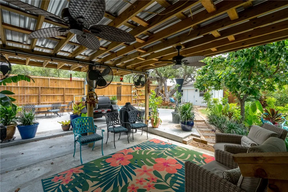 202 S 7th Street Rockport, TX 78382