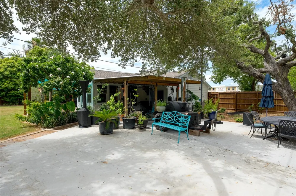 202 S 7th Street Rockport, TX 78382