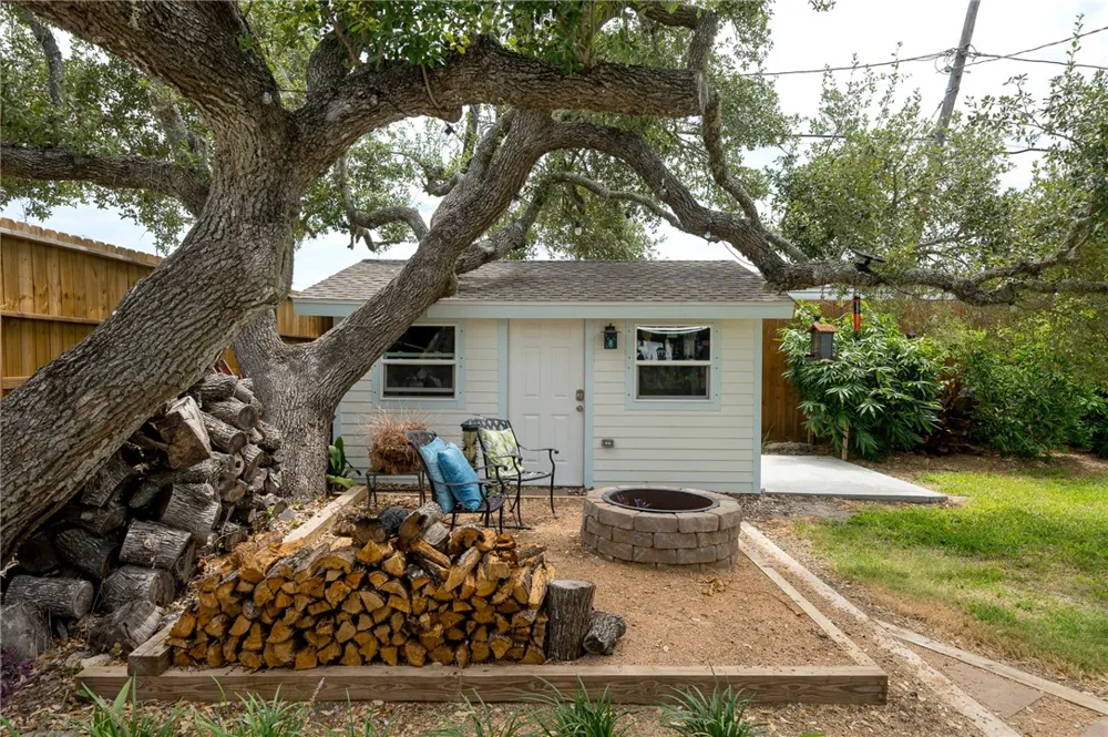 202 S 7th Street Rockport, TX 78382