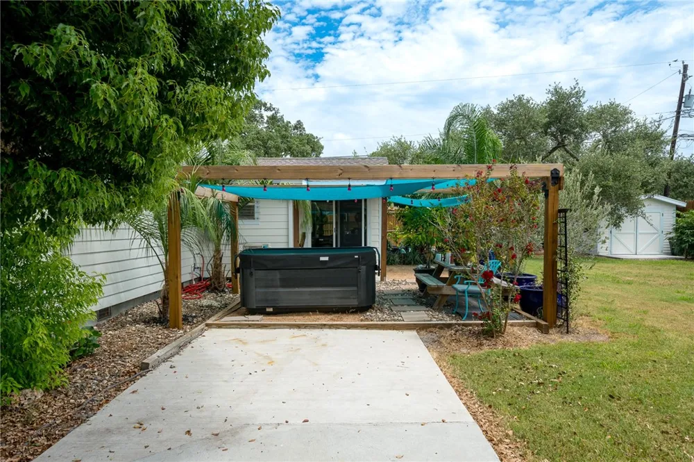 202 S 7th Street Rockport, TX 78382
