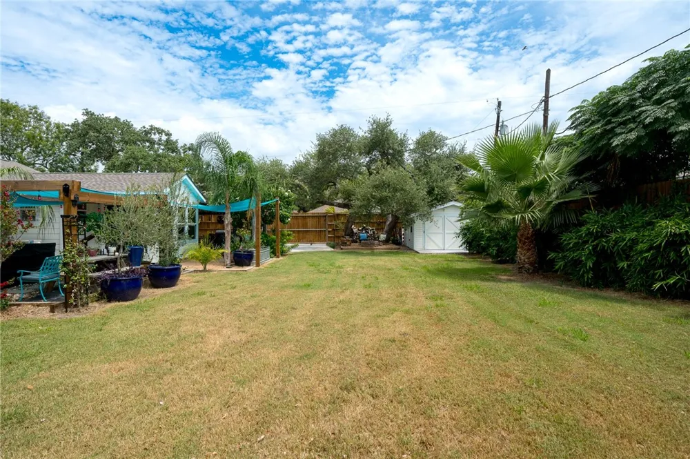 202 S 7th Street Rockport, TX 78382