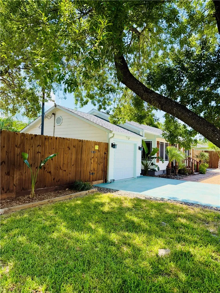 202 S 7th Street Rockport, TX 78382