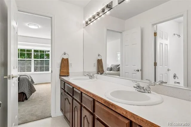 6129 S Newark Way Englewood, CO 80111