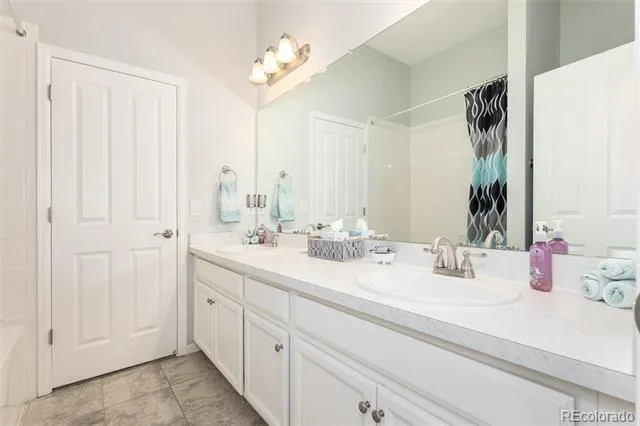 6807 S Riverwood Way Aurora, CO 80016