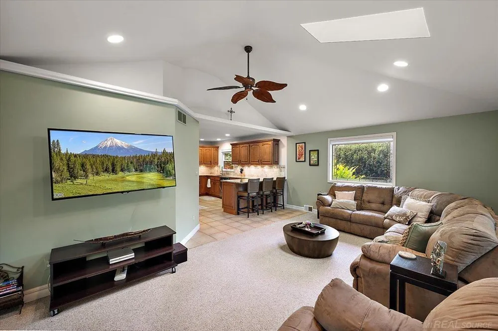 20141 W Ballantyne Court Grosse Pointe Woods City, MI 48236