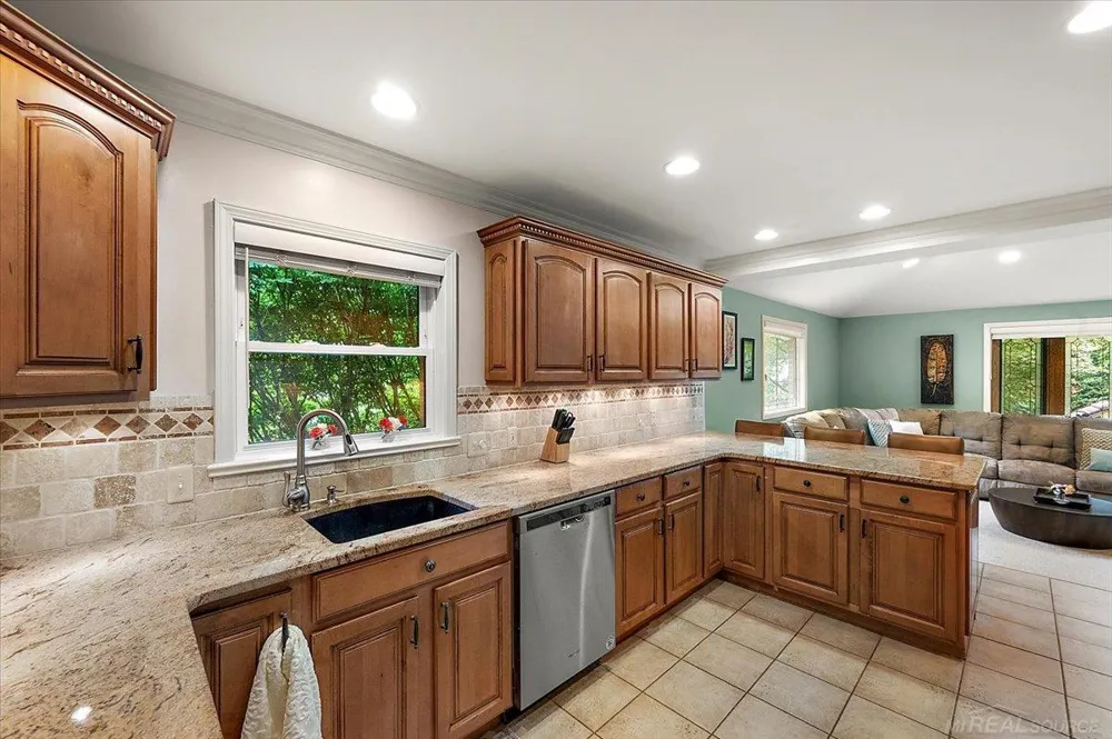 20141 W Ballantyne Court Grosse Pointe Woods City, MI 48236