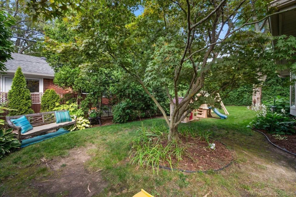 20141 W Ballantyne Court Grosse Pointe Woods City, MI 48236