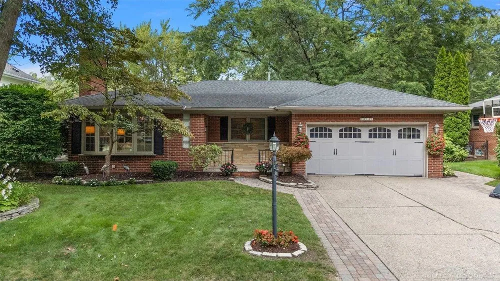 20141 W Ballantyne Court Grosse Pointe Woods City, MI 48236