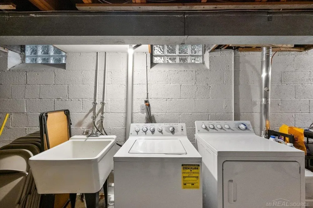 20141 W Ballantyne Court Grosse Pointe Woods City, MI 48236