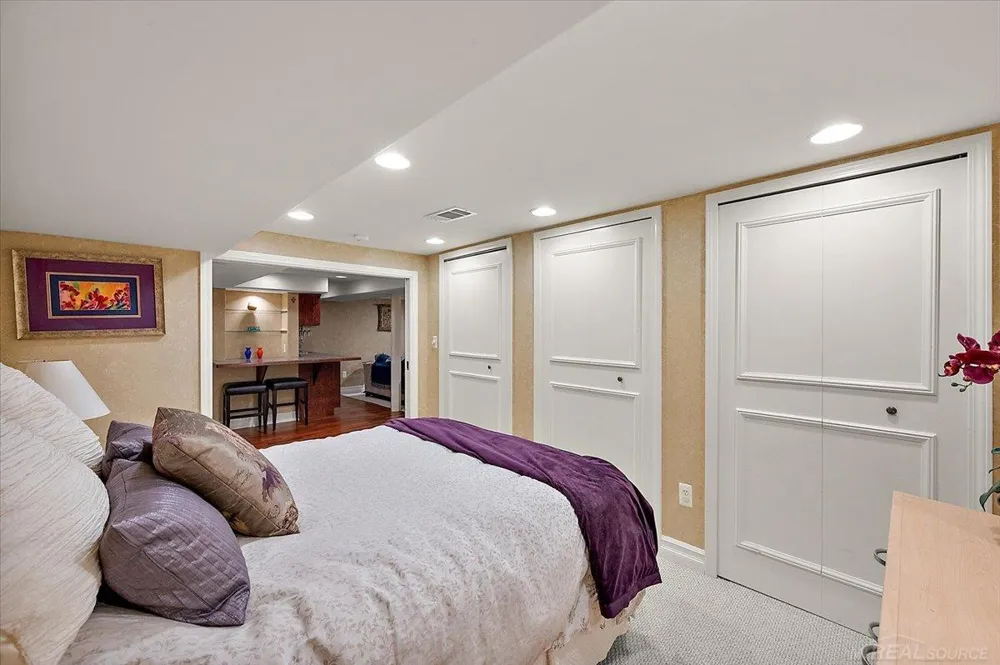 20141 W Ballantyne Court Grosse Pointe Woods City, MI 48236