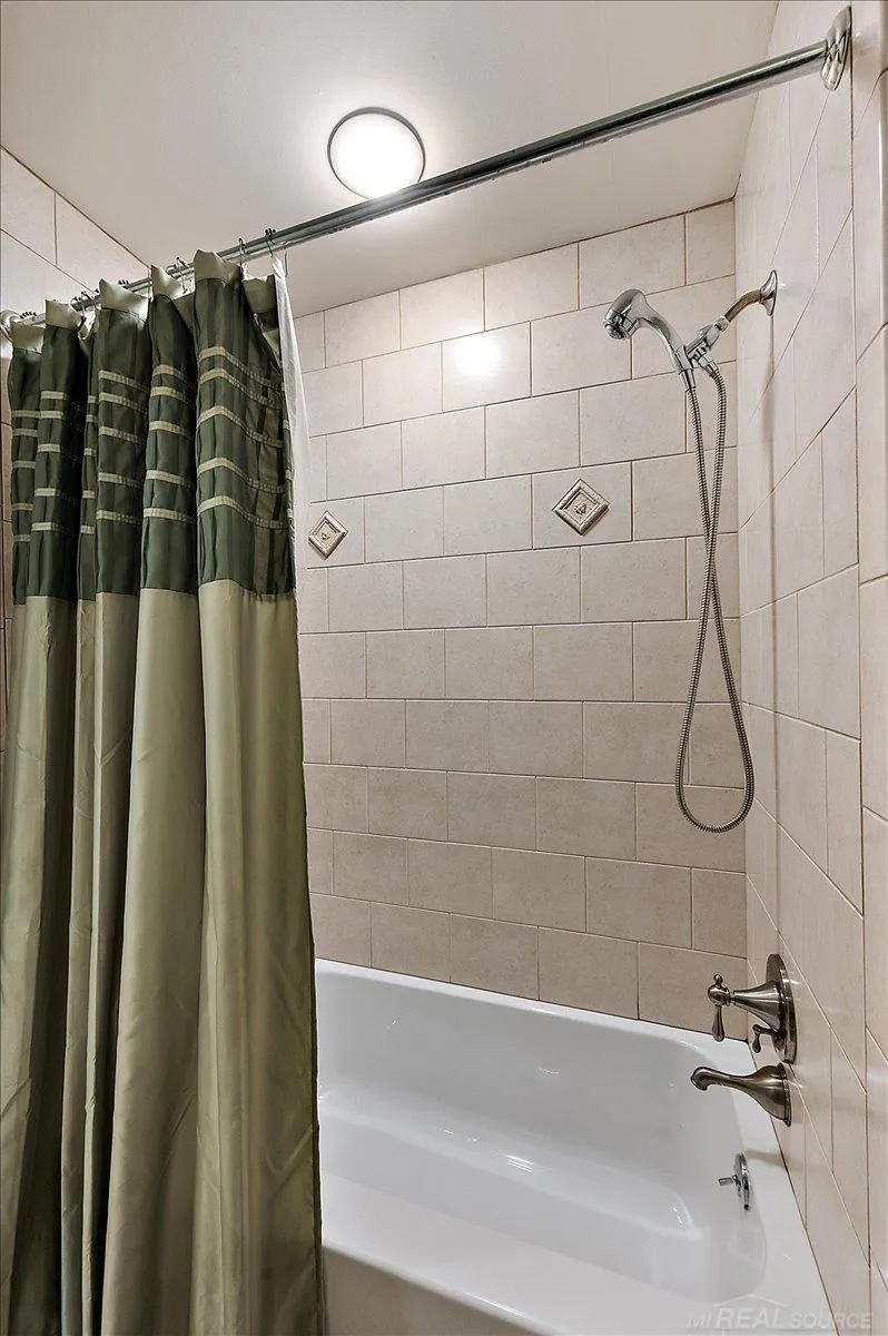 20141 W Ballantyne Court Grosse Pointe Woods City, MI 48236