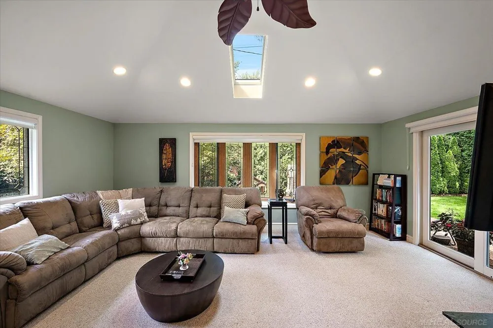 20141 W Ballantyne Court Grosse Pointe Woods City, MI 48236