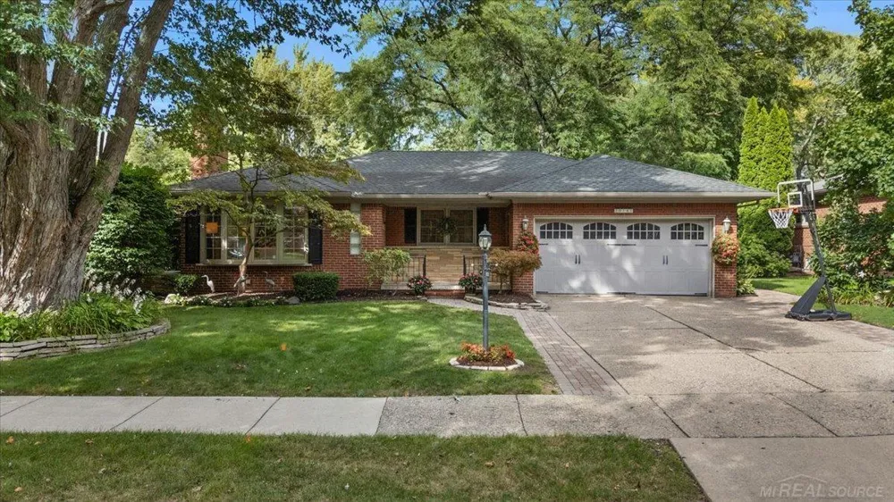 20141 W Ballantyne Court Grosse Pointe Woods City, MI 48236