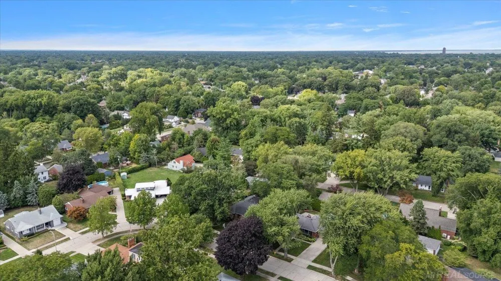 20141 W Ballantyne Court Grosse Pointe Woods City, MI 48236