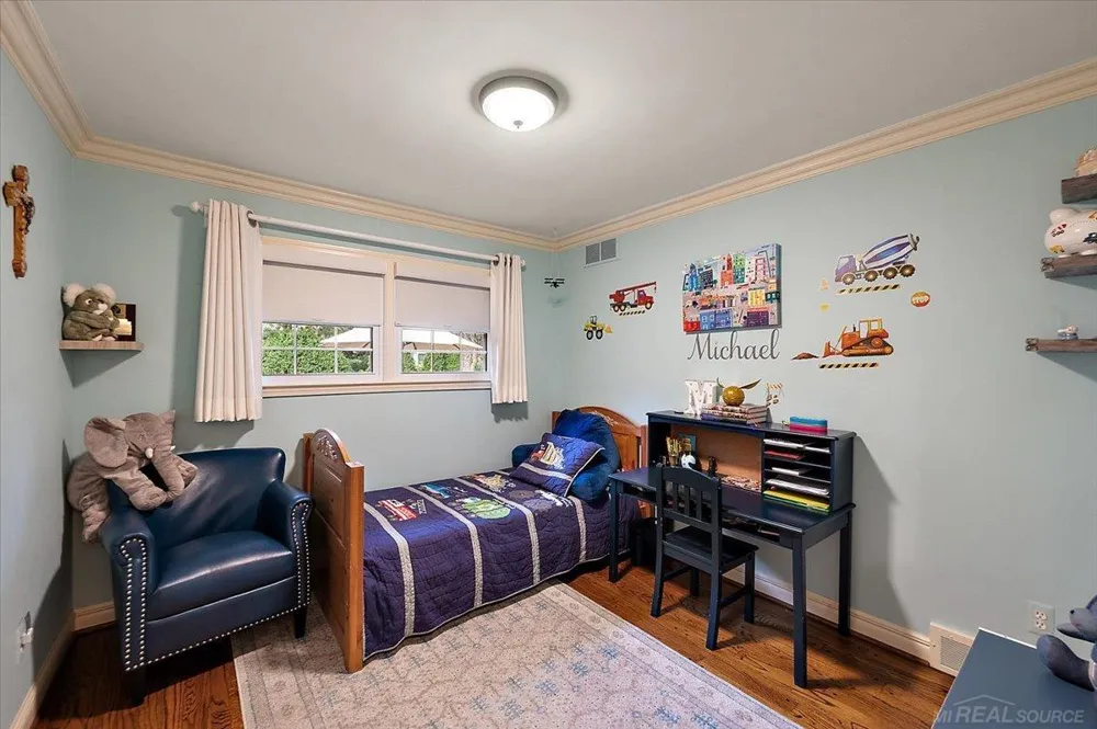 20141 W Ballantyne Court Grosse Pointe Woods City, MI 48236