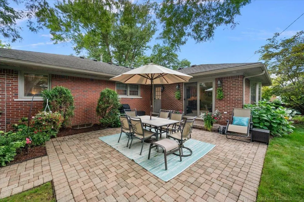 20141 W Ballantyne Court Grosse Pointe Woods City, MI 48236