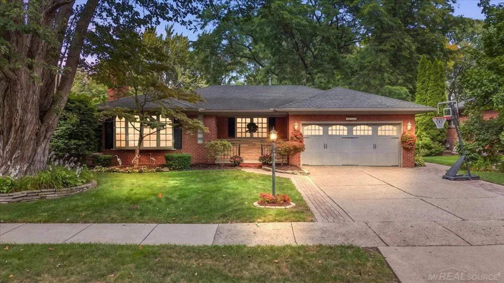 20141 W Ballantyne Court Grosse Pointe Woods City, MI 48236