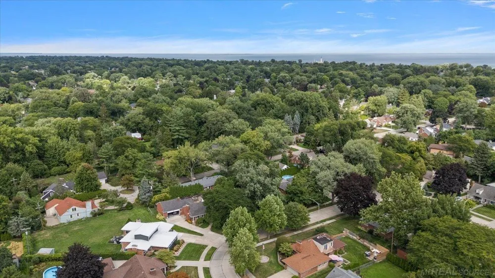 20141 W Ballantyne Court Grosse Pointe Woods City, MI 48236