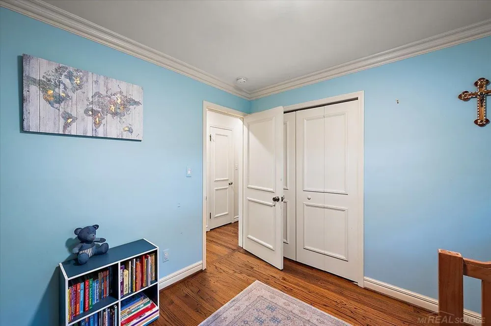 20141 W Ballantyne Court Grosse Pointe Woods City, MI 48236