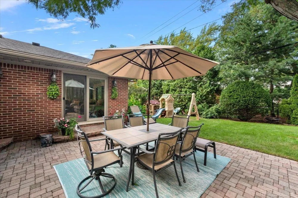 20141 W Ballantyne Court Grosse Pointe Woods City, MI 48236