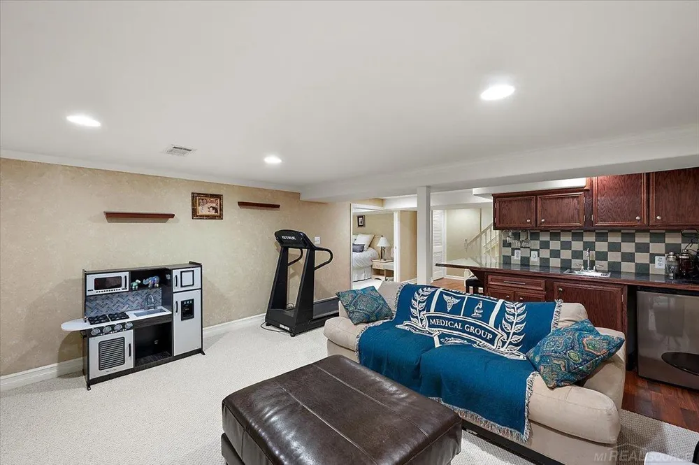 20141 W Ballantyne Court Grosse Pointe Woods City, MI 48236