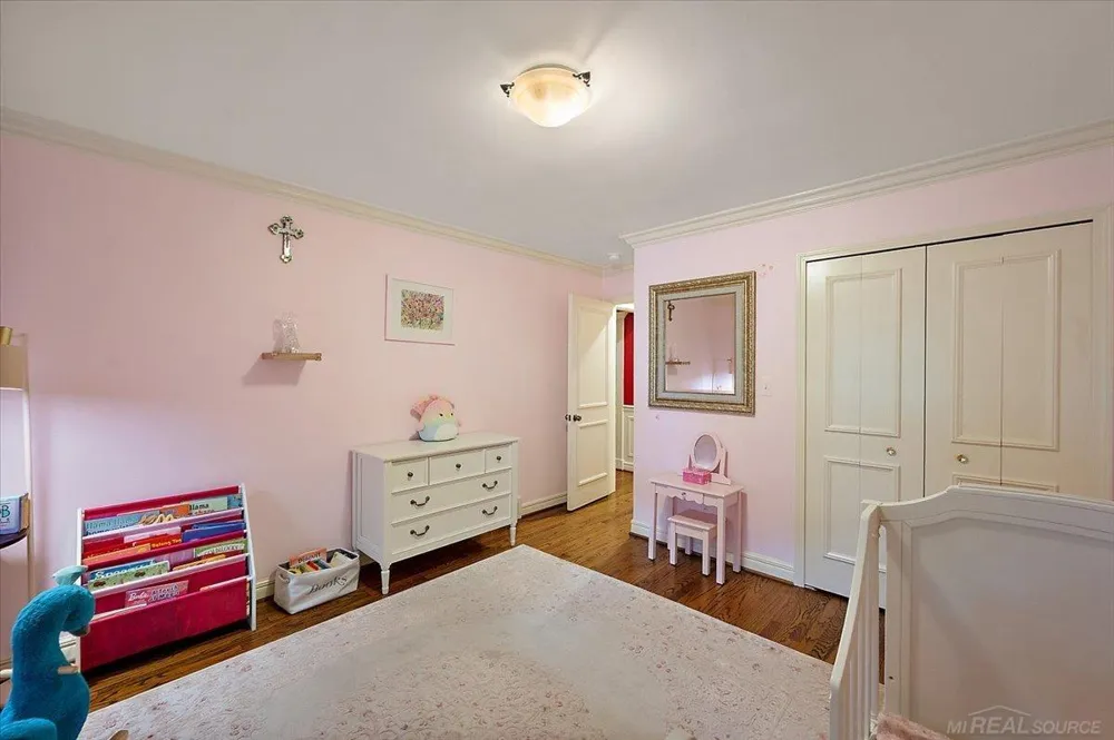 20141 W Ballantyne Court Grosse Pointe Woods City, MI 48236