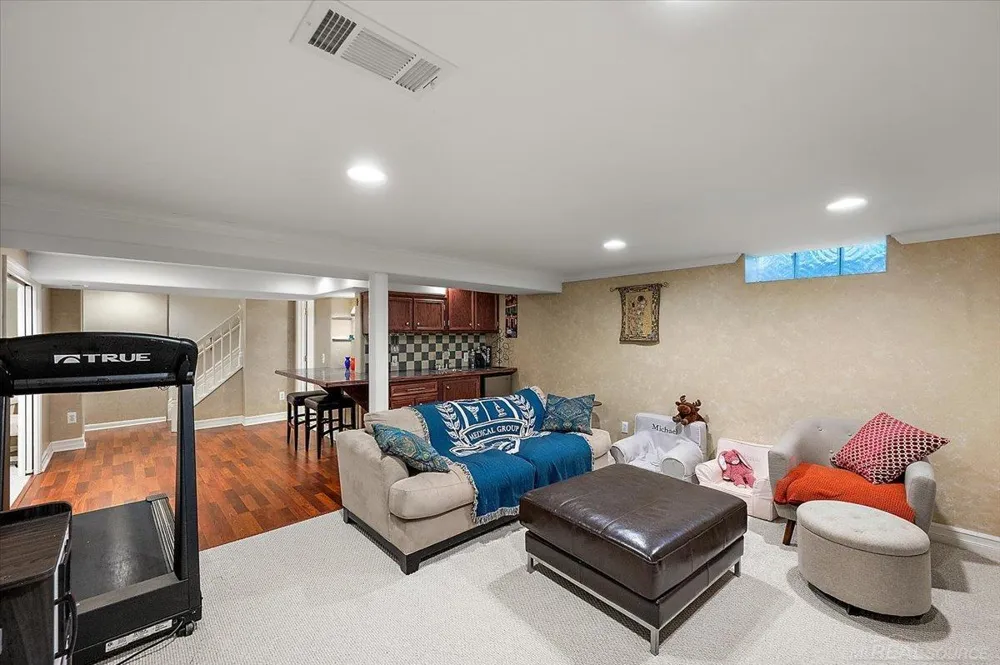 20141 W Ballantyne Court Grosse Pointe Woods City, MI 48236