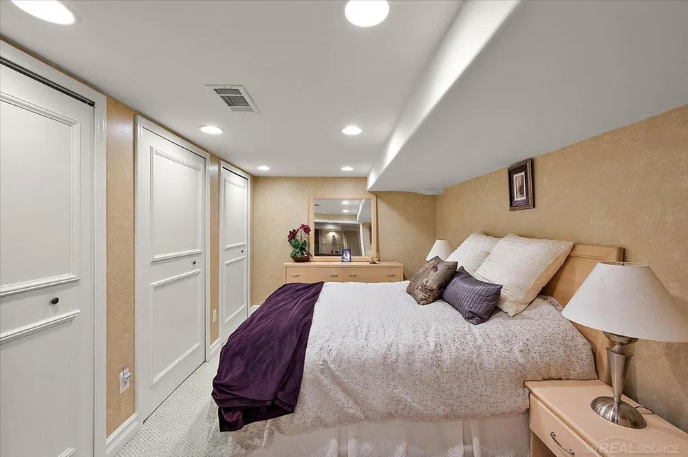 20141 W Ballantyne Court Grosse Pointe Woods City, MI 48236