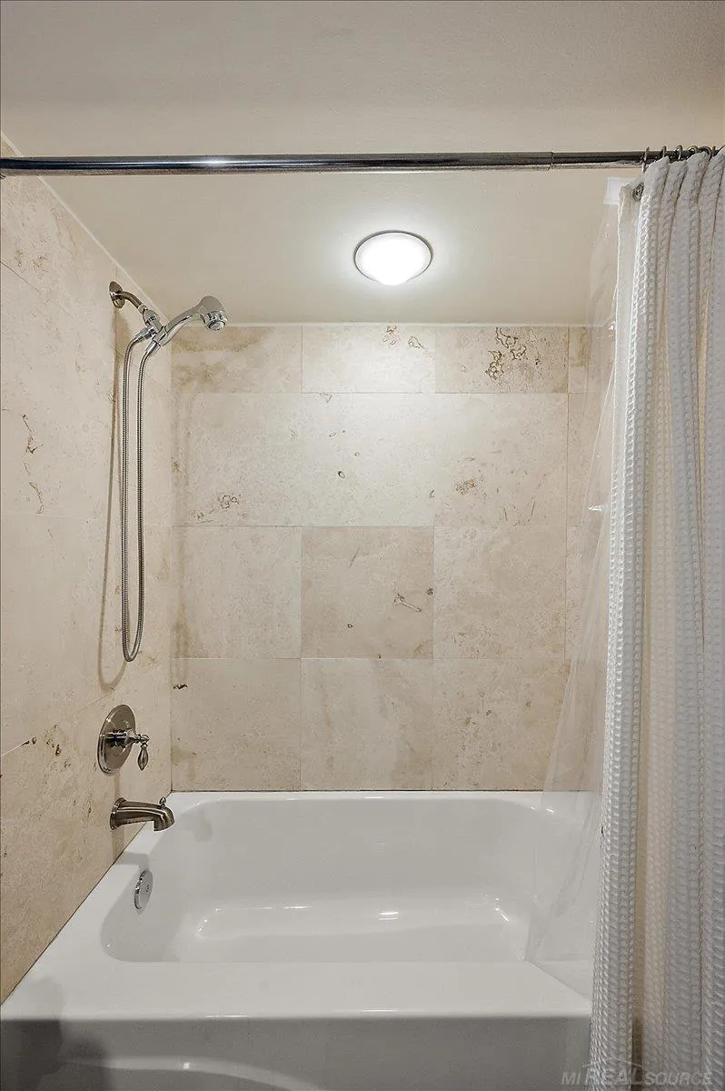 20141 W Ballantyne Court Grosse Pointe Woods City, MI 48236