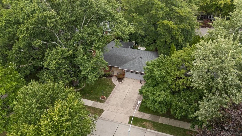 20141 W Ballantyne Court Grosse Pointe Woods City, MI 48236