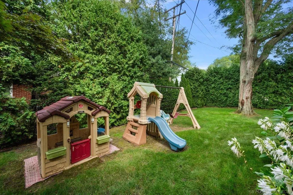 20141 W Ballantyne Court Grosse Pointe Woods City, MI 48236