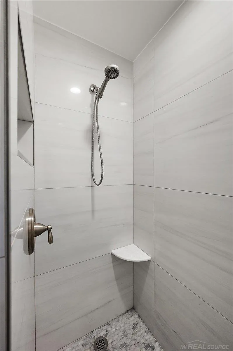 20141 W Ballantyne Court Grosse Pointe Woods City, MI 48236