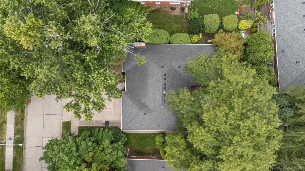 20141 W Ballantyne Court Grosse Pointe Woods City, MI 48236