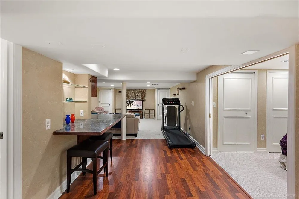 20141 W Ballantyne Court Grosse Pointe Woods City, MI 48236