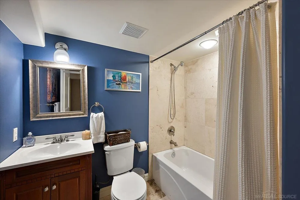 20141 W Ballantyne Court Grosse Pointe Woods City, MI 48236