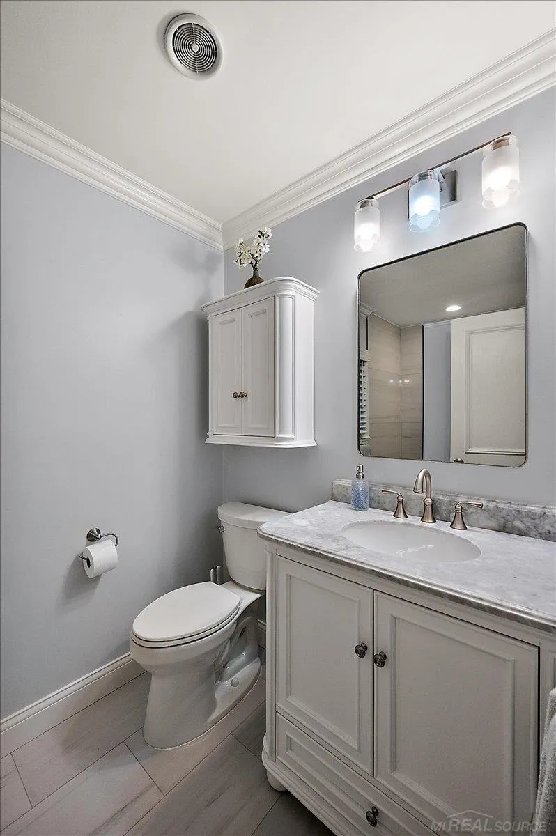 20141 W Ballantyne Court Grosse Pointe Woods City, MI 48236