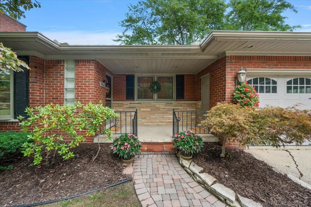 20141 W Ballantyne Court Grosse Pointe Woods City, MI 48236