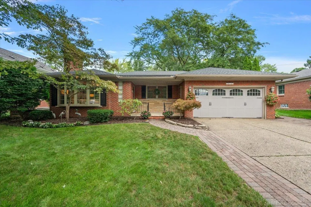 20141 W Ballantyne Court Grosse Pointe Woods City, MI 48236