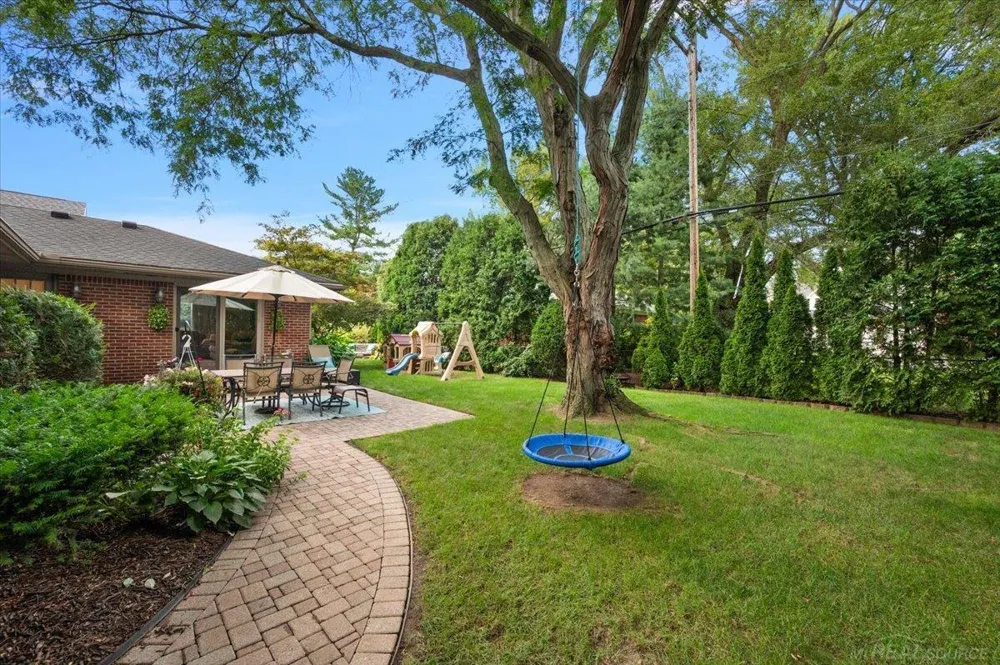 20141 W Ballantyne Court Grosse Pointe Woods City, MI 48236