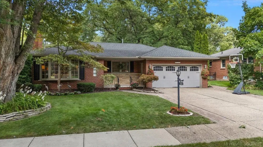 20141 W Ballantyne Court Grosse Pointe Woods City, MI 48236